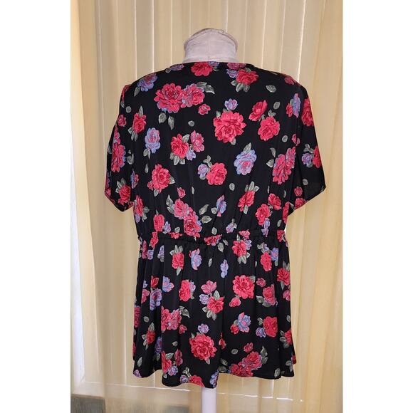 TORRID Top Size‎ 2 Floral Short Sleeve V Neck Flowy - Picture 2 of 5